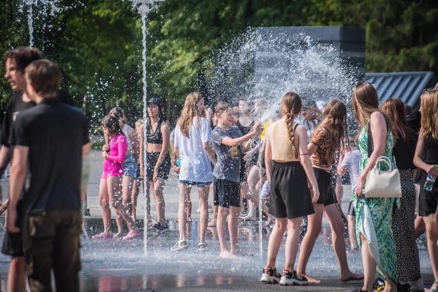 Фото В Новосибирске дети спасаются от жары в городских фонтанах 8
